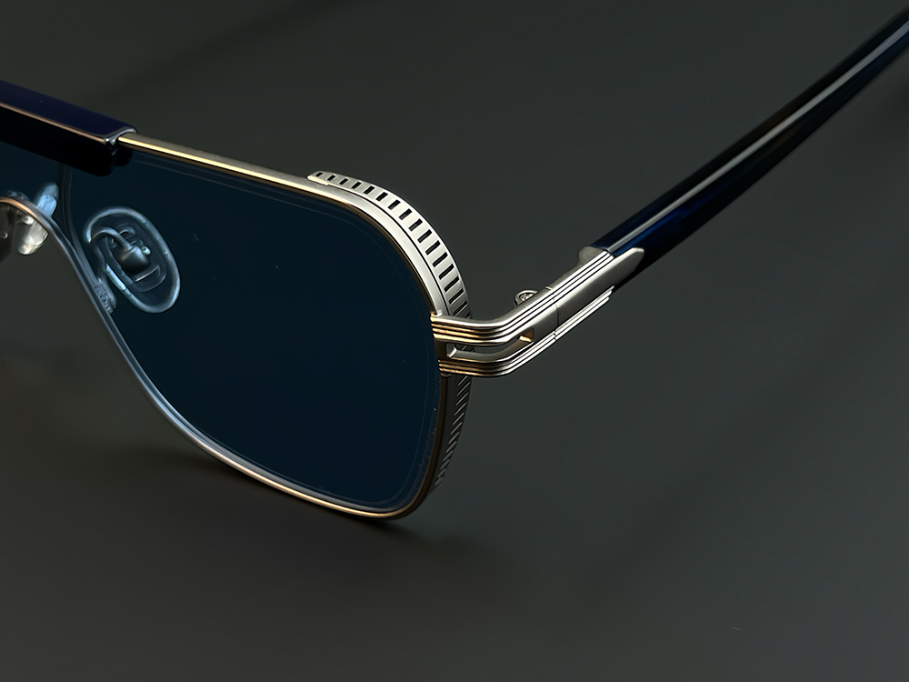 Sunglasses with side shield